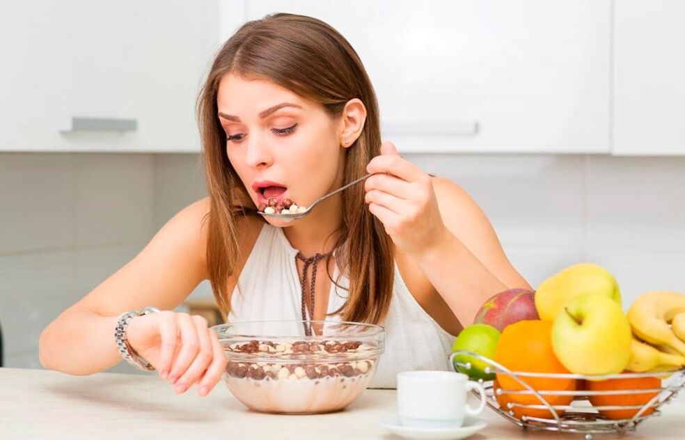 The girl controlled the speed of food intake